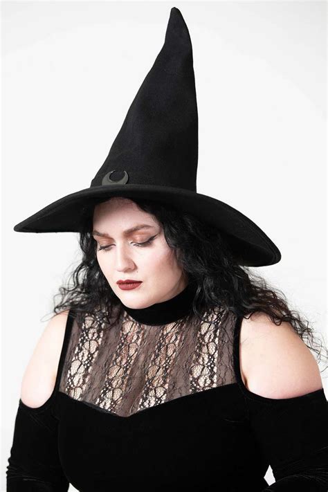 A Guide to Collecting Witch Hats: From Traditional to Contemporary Designs